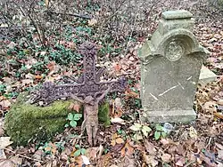 torza náhrobků na hřbitově