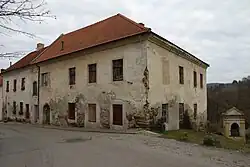 Bývalý hostinec a škola (02).jpg