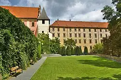 Pohled ze spodního nádvoří bývalého jezuitského konviktu