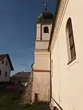 Pohled od jihovýchodu na věž kostela u západní stěny