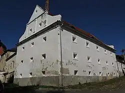 Běšiny, zámecká sýpka čp.16.jpg