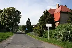 Příjezdová cesta do vesnice