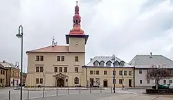 Dvoupatrová renesanční budova radnice, ke které bylo v 19. století přistavěno druhé patro.