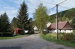 Autobusová zastávka a chalupy v Bělém