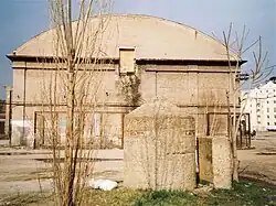 Einmannbunker Břeclav cukrovar se zídkou kryjící vchod a zazděnými průzory