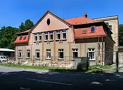 Přestavované průmyslové budovy na východě obce