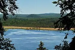 Břehyňský rybník z Mlýnského vrchu, za ním Zlatý vrch a vzadu Radechov