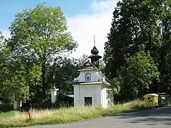 Kaple sv. Vavřince u autobusové zastávky Doksy, Břehyně, rybník