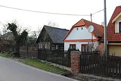 Zástavba v Břevnici po severní straně silnice II/114