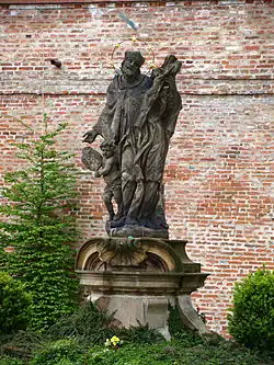 Socha sv. Jana Nepomuckého s andělem, nádvoří u vstupu do kostela sv. Markéty