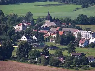 Pohled na kostel sv. Vavřince v Březině z Příhrazských skal