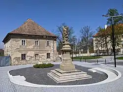 Březno (u Mladé Boleslavi) - náměstí se sochou sv. Floriána a farou čp. 20.jpg