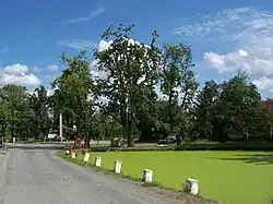 Náves s rybníkem a autobusovou zastávkou PID v Březové