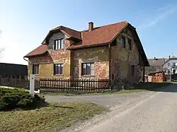 Zděný dům u cesty