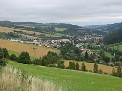 Obec Březová nad Svitavou na pomezí Ústecké brázdy (vpravo) a Hřebečovského hřbetu