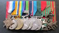 Medaile B. J. Blacketta v pořadí, v jakém se nosily na uniformě. Uprostřed je i Korunovační medaile Eduarda VII.