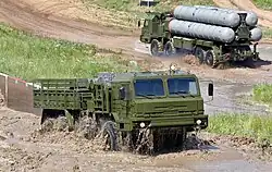 Nákladní vůz BAZ-69092-021, v pozadí systém S-400