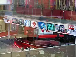 Součástí redakce je i televizní studio, odkud se vysílají hlavní zpravodajské relace.