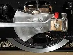 Hallská klika s protizávažím na spřažené nápravě lokomotivy BHStB 169 / JŽ 73-019 (Pinzgaubahn)