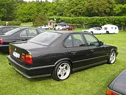 BMW E34 M5 (stříbrné originální lakování spodních hran)