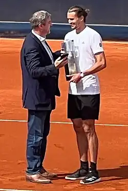 Vítězný Alexander Zverev při převzetí trofeje od bavorského premiéra Markuse Södera