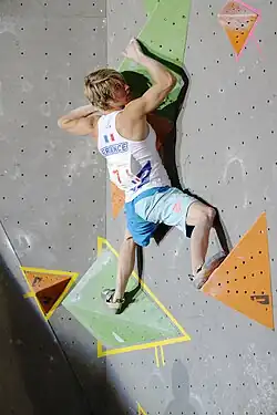 Mistryně roku 2012 Mélanie Sandoz při boulderingu na MS 2012 v Paříži