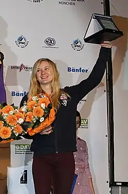 Shauna Coxsey při vyhlášení světového poháru 2012 (celkově 3. místo) v boulderingu po závodech v Mnichově