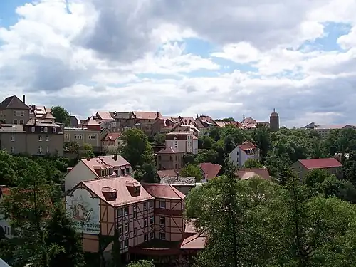 Pohled na historické centrum města Budyšína s kostelem a obrannými věžemi