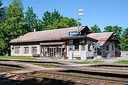 Pohled na staniční budovu z kolejiště