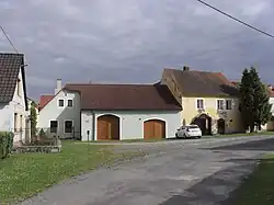 Zrekonstruované domy v centru vesnice