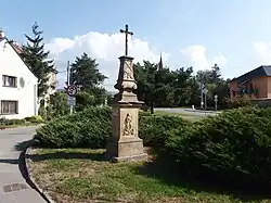Kříž na místě bývalé kaple sv. Floriána, místě nálezu tzv. Šternberské madony