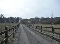 Jediný příjezd do Babic od Radotína po šotolinové cestě mezi ohradami pro koně