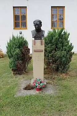 Pomník s bustou Václava Drboly v Babicích