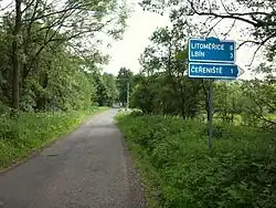 V centru zaniklé obce je dnes křižovatka s odbočkou do Čeřeniště