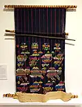 Guatemalský zádový stav s tkaninou z konce 20. století (muzeum v Torontu 2013)