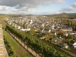 V popředí Ahrweiler, Bad Neuenahr v pozadí