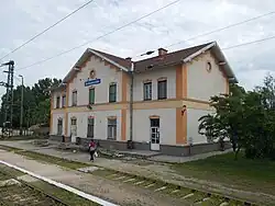 Pohled na staniční budovu.