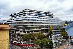 pohled na modernizovanou nádražní budovu z 1978 roku 2024