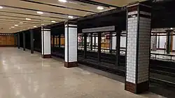 nástupiště směr Vörösmarty tér