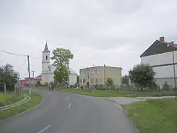 Pohled na kostel v obci
