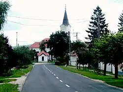 Kostel a hlavní ulice v Bakonykoppánách