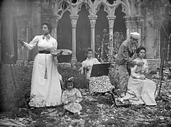 Família Gili Roig (Claustre del Monestir de Santa Maria de Poblet), asi 1900