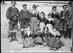 Balladors amb vestits tradicionals per San Fabián