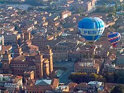 Ferrara, historické centrum (vlevo dole hrad)