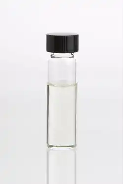 Lahvička čirého, bezbarvého esenciálního oleje jedle balzámové