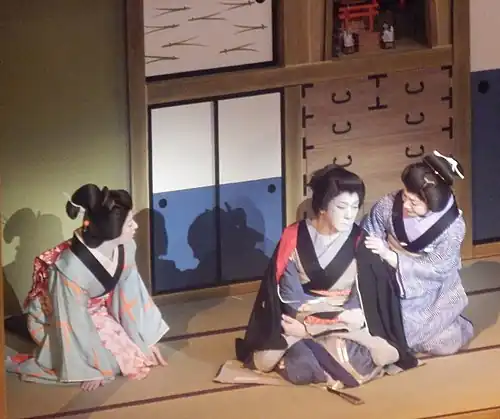 Tamasaburó Bandó V. (uprostřed), nejuznávanější onnagata 21. století, během představení, prosinec 2012