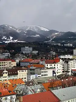Pohľad na Panský diel (ve středu) z centra Banské Bystrice