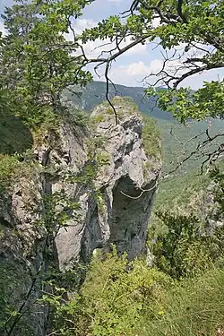 Pohled na skalní bránu Baousse del Biel