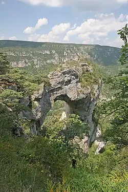 Pohled na skalní bránu Baousse del Biel