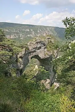 Pohled na skalní bránu Baousse del Biel